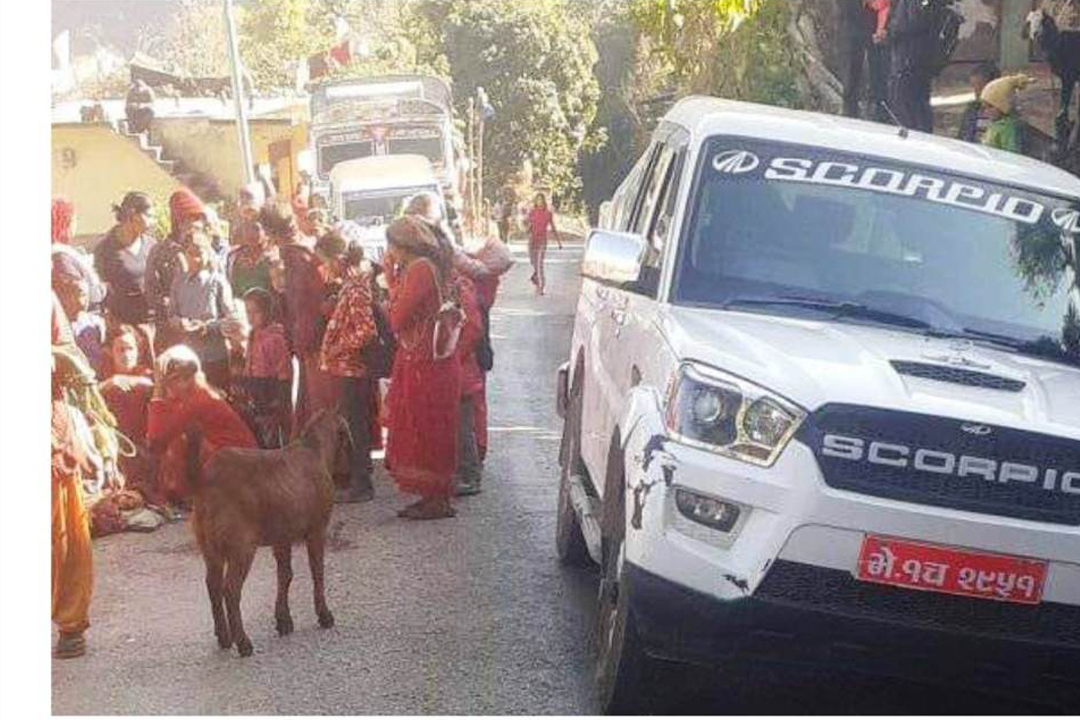 बैतडीमा स्कारपियोले ठक्कर दिँदा एक महिला घाइते 